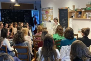 Groupe de personnes assistant à une conférence dans le cadre du programme VERT