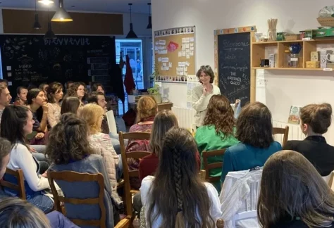 Groupe de personnes assistant à une conférence dans le cadre du programme VERT