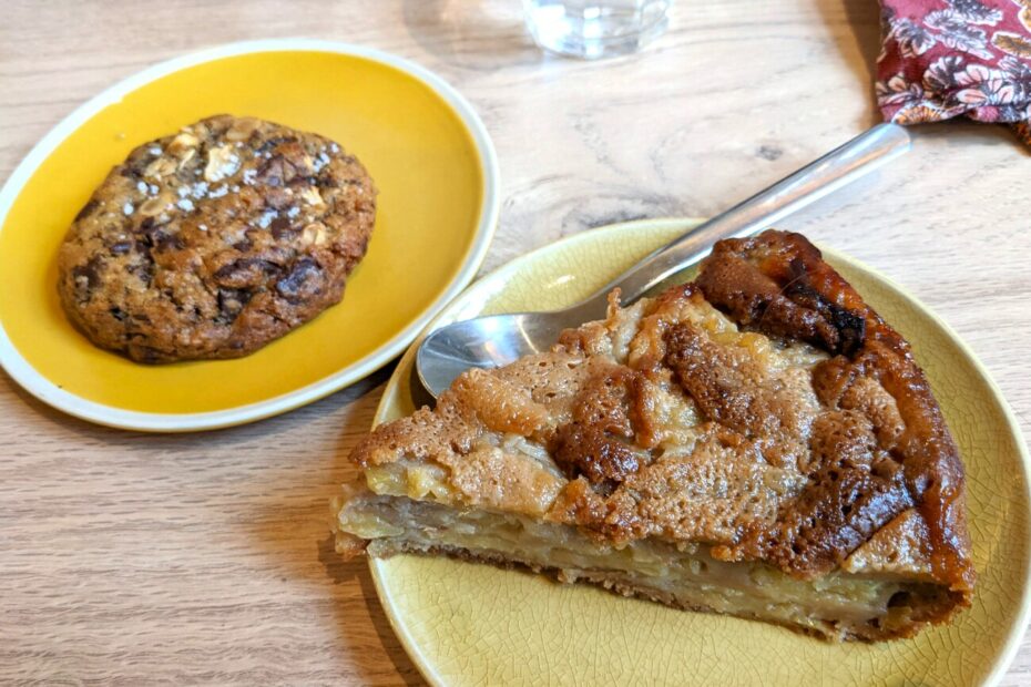 Un cookie et une part de tarte, provenant de l'une des adresses gourmandes de Lyon