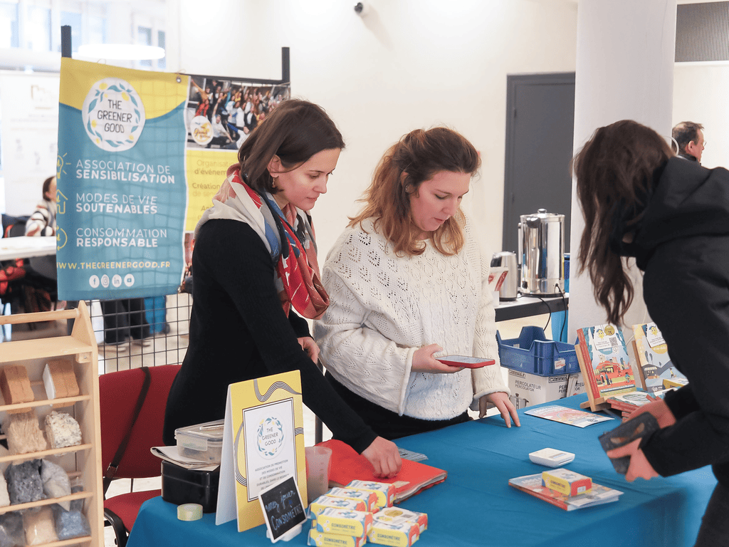 Deux bénévoles de l'association The Greener Good anime un atelier de sensibilisation lors d'un stand à la journée CLÉ de l'ALEC en 2025.