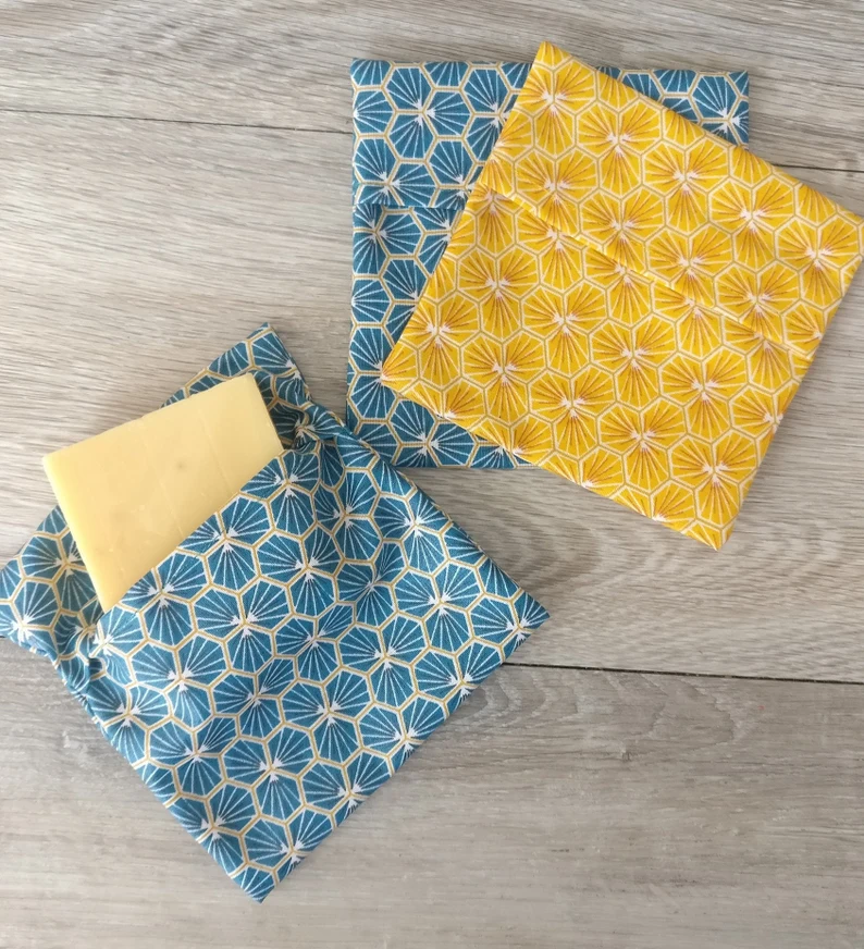 étuis à savon en tissus bleu et jaune avec des formes géométriques.