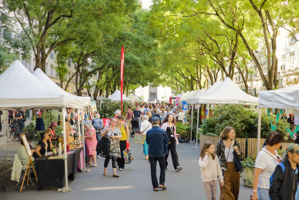 L'avenue Henri Barbusse remplie d'une foule à Villeurbanne à l'occasion du Villeur'GOOD Festival 2026