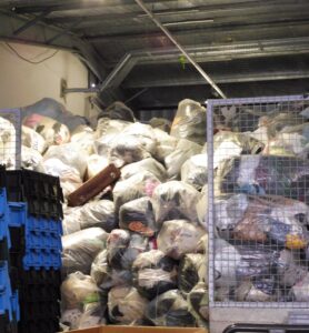 amont de sacs de vêtements entassés