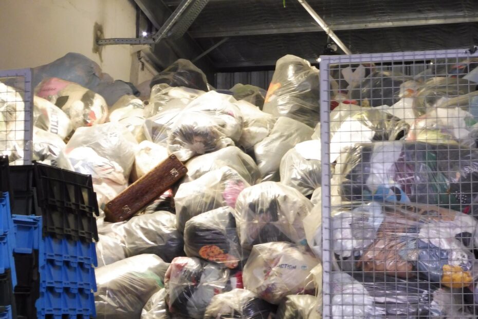 amont de sacs de vêtements entassés